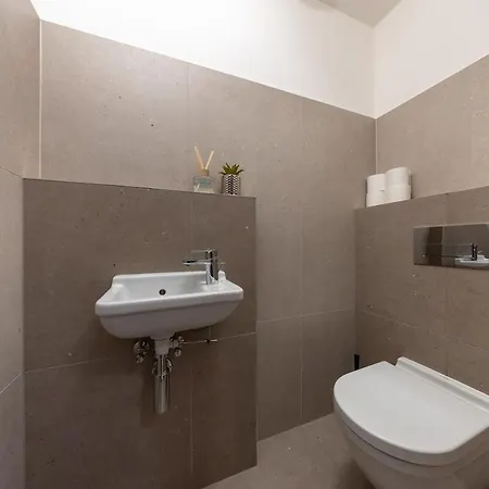 Skyline View Apartment, Metropolis, Parking & Balcony Apartmán Bratislava